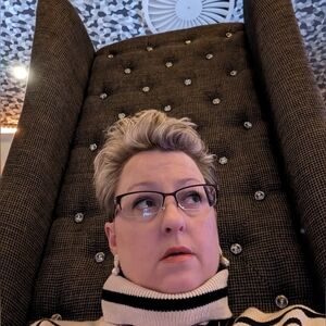 Meet your Posher, Larissa